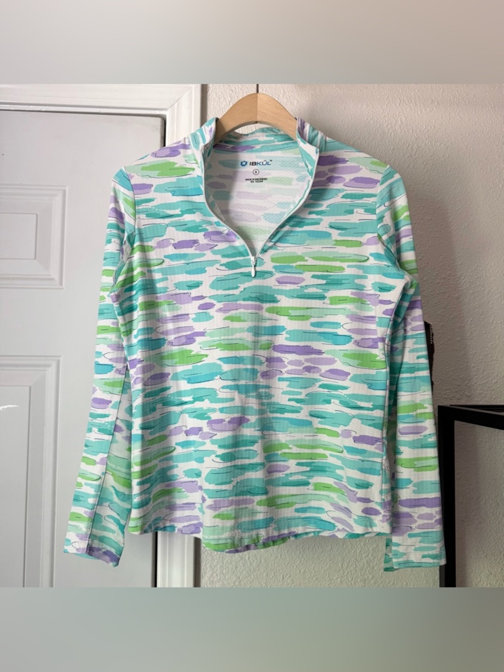 IBKUL multicolor athletic mesh contrast abstract printed nylon 1/4 zip‎ top